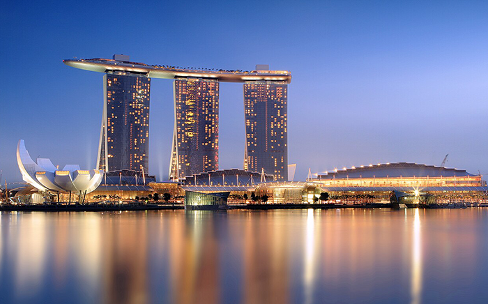 Night time picture of the Marina Bay Sands in Singapore